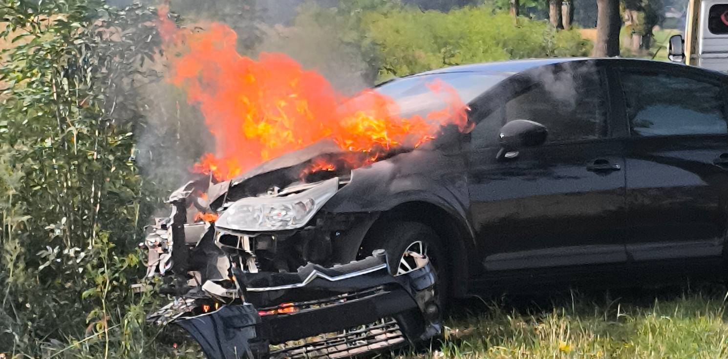 Region - Po wypadku na drodze do Kruszwicy spłonęło auto