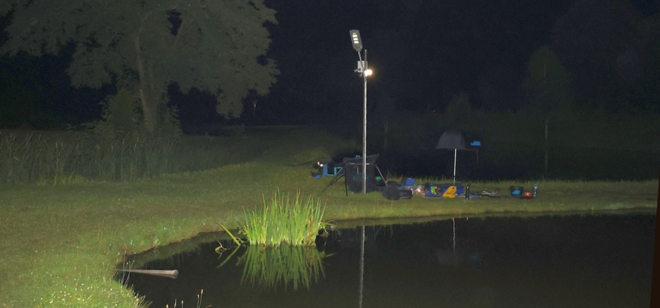 Tragiczna noc nad stawem. Nie żyje wędkarz