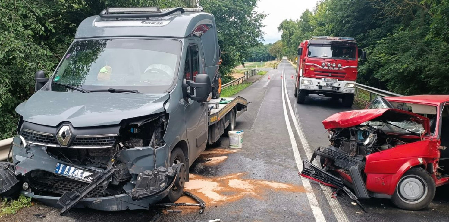 Region - Golf uderzył w autolawetę. Kierowca w szpitalu