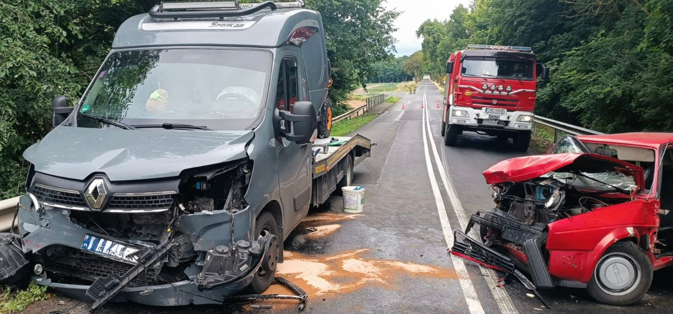 Region - Golf uderzył w autolawetę. Kierowca w szpitalu