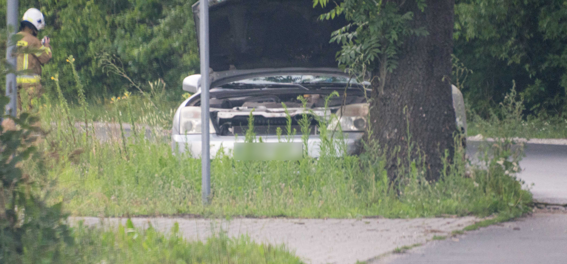 Inowrocław - Pijani na drogach. Jeden wjechał w drzewo, inny jechał hulajnogą