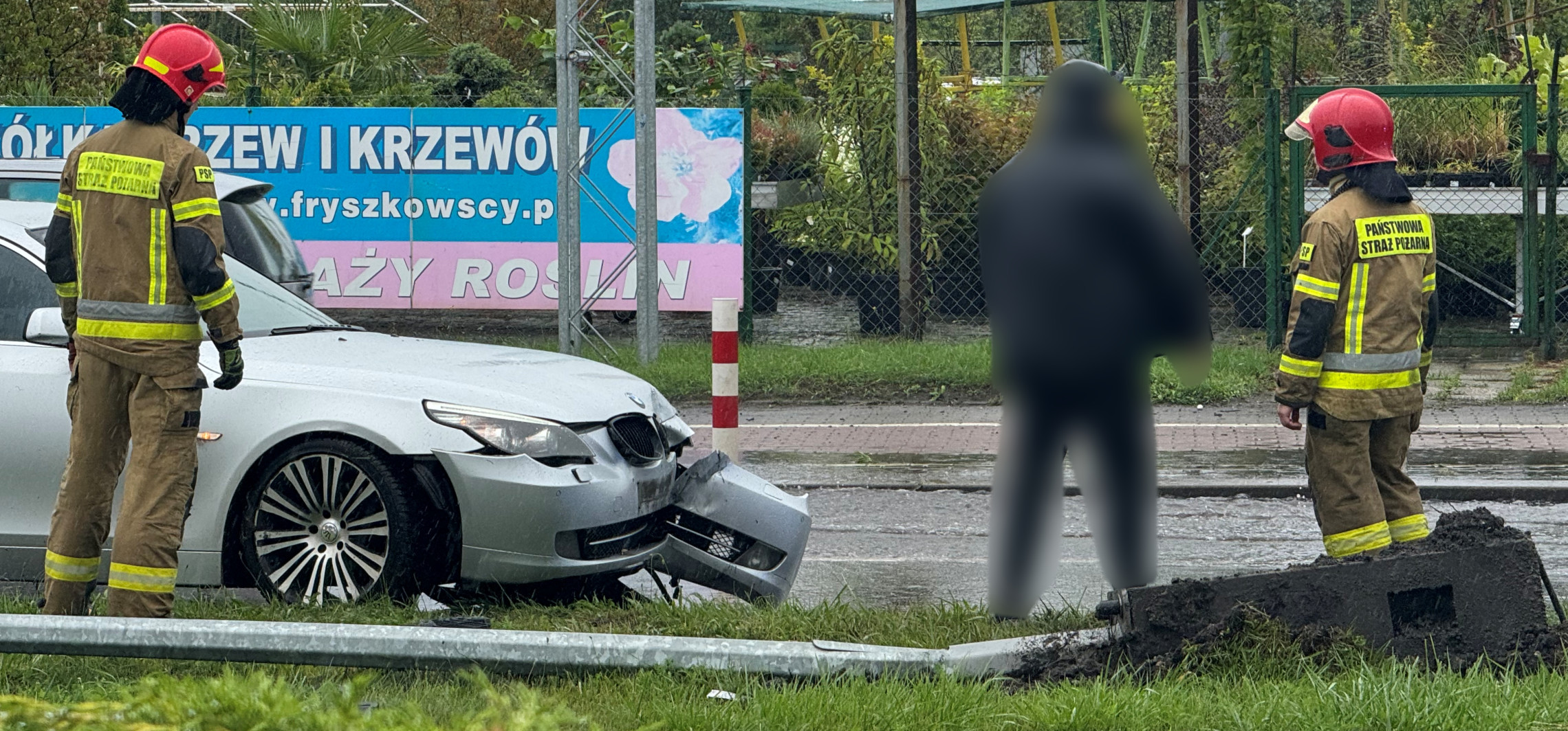 Na Staszica bmw ścięło latarnię