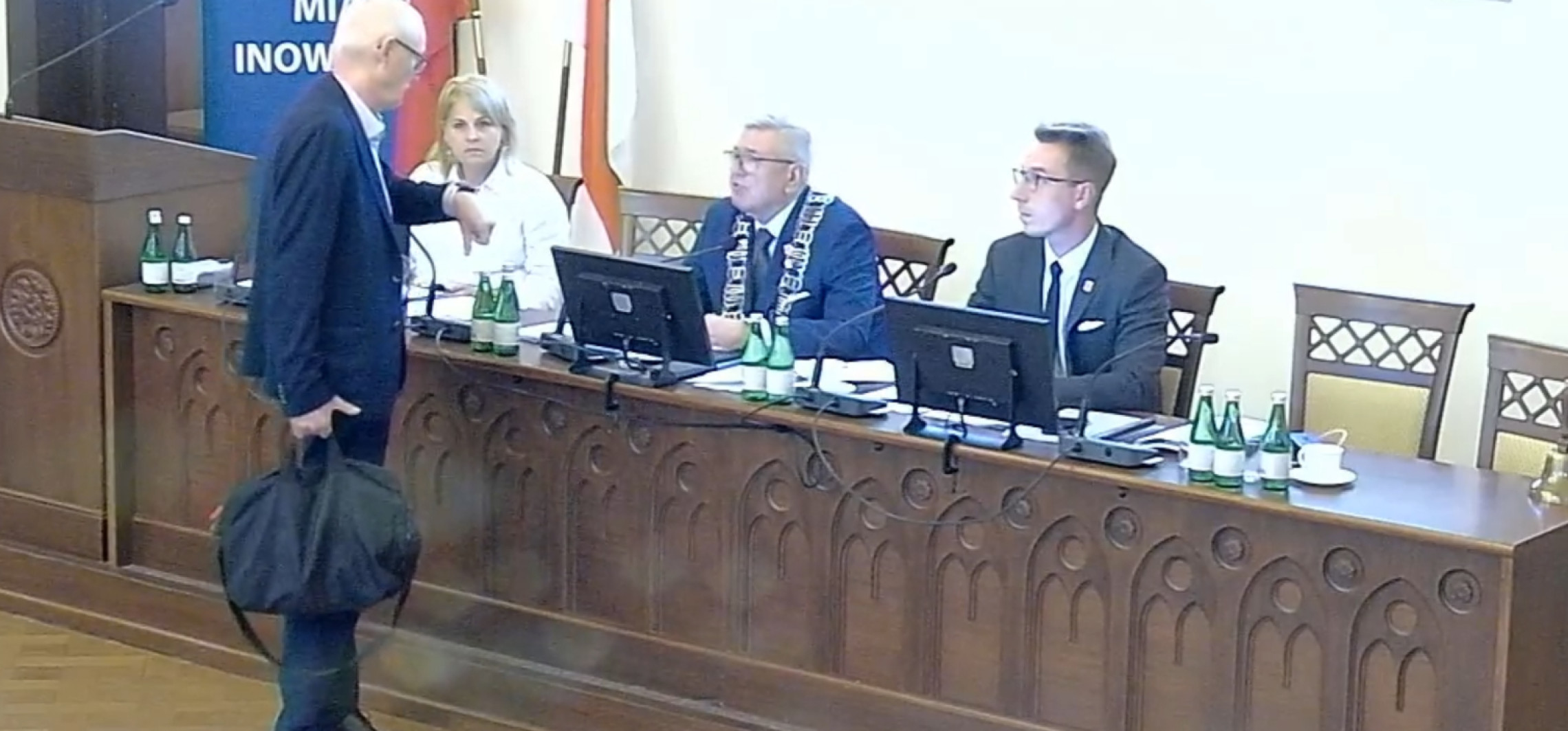 Sesja przerywana. KO: "Nie widzieliśmy takiego chaosu..." Jest oświadczenie klubów radnych