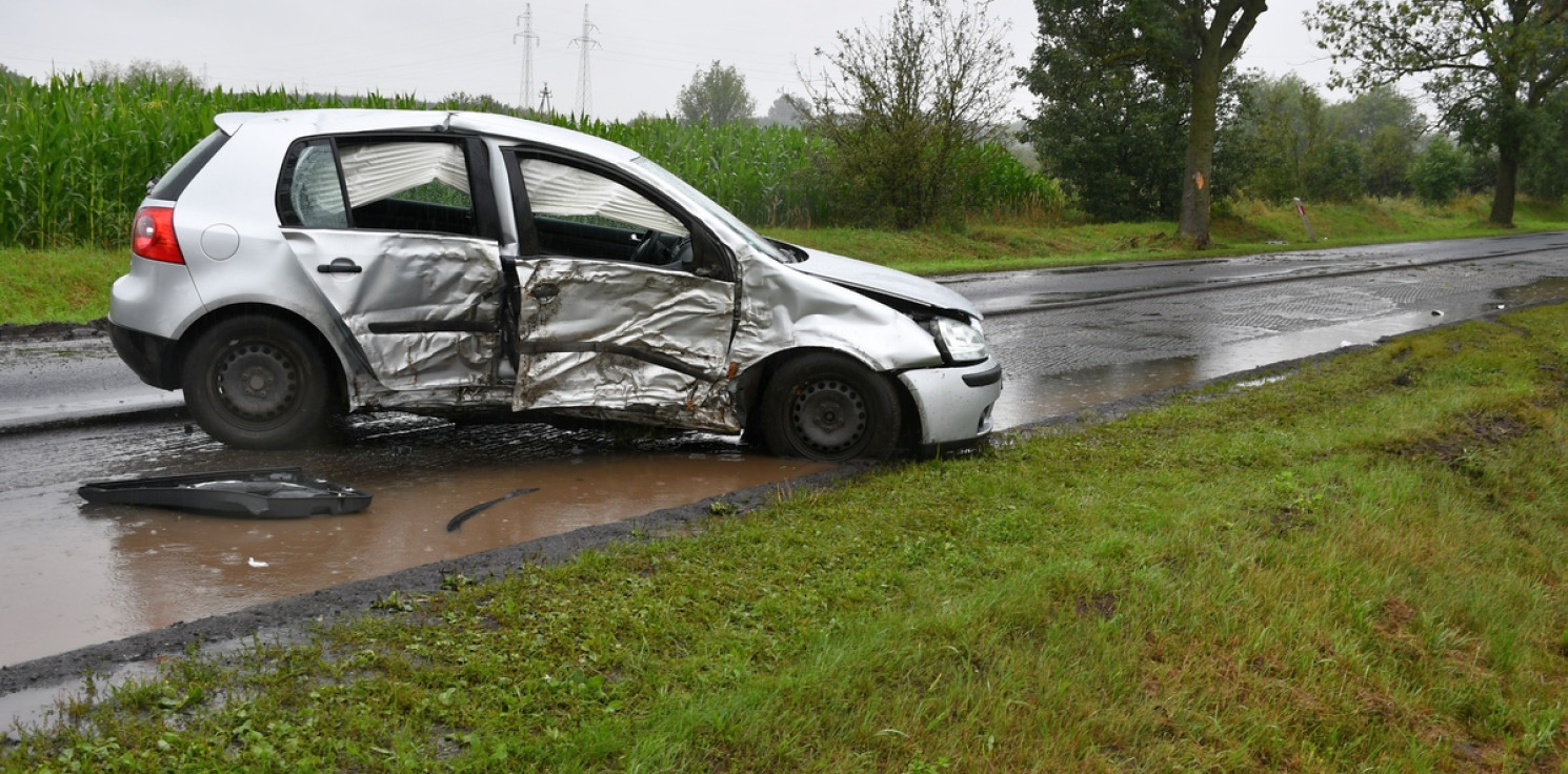 Radziejów - Volkswagen uderzył w drzewo. Kobieta trafiła do szpitala