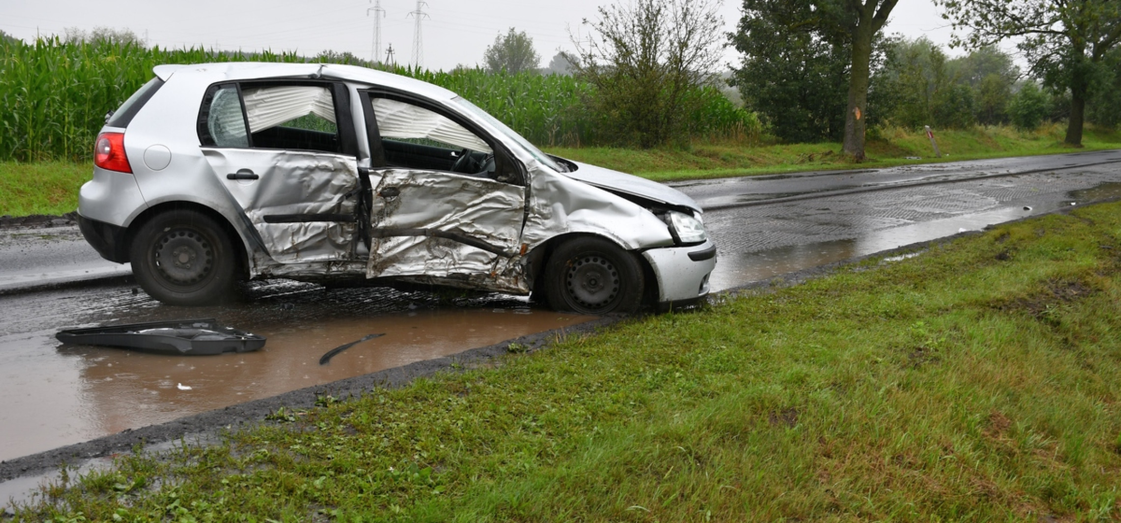 Radziejów - Volkswagen uderzył w drzewo. Kobieta trafiła do szpitala