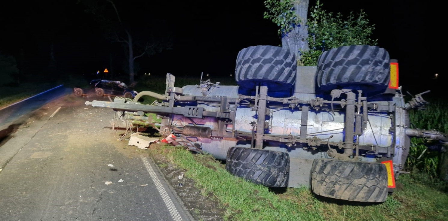 Region - Nocna kraksa pod Inowrocławiem. Auto uderzyło w beczkowóz i ciężarówkę