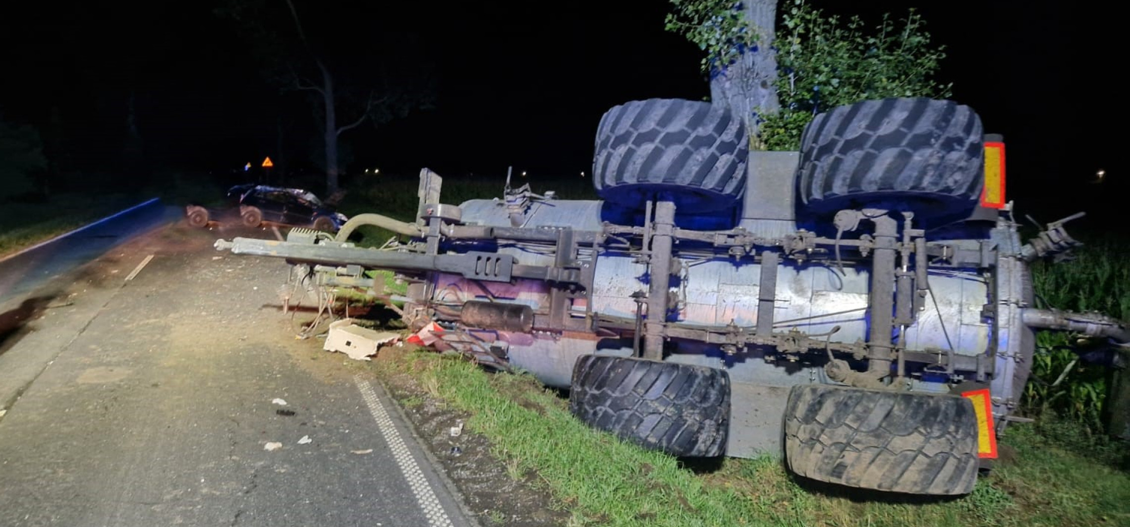 Region - Nocna kraksa pod Inowrocławiem. Auto uderzyło w beczkowóz i ciężarówkę