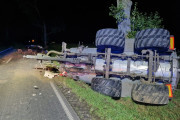 Nocna kraksa pod Inowrocławiem. Auto uderzyło w beczkowóz i ciężarówkę