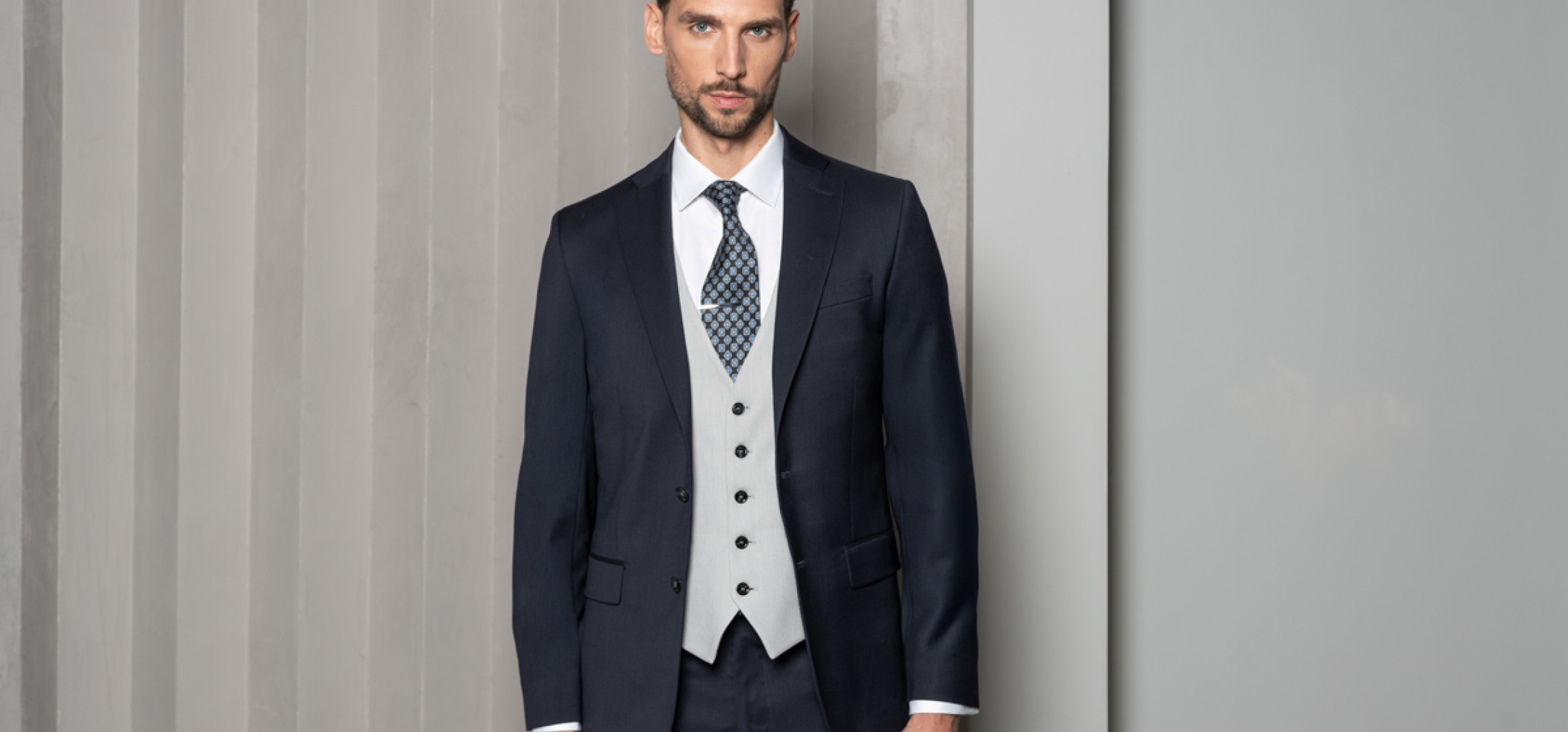 Jak dobrać dodatki do granatowego garnituru męskiego? Podpowiadamy!
