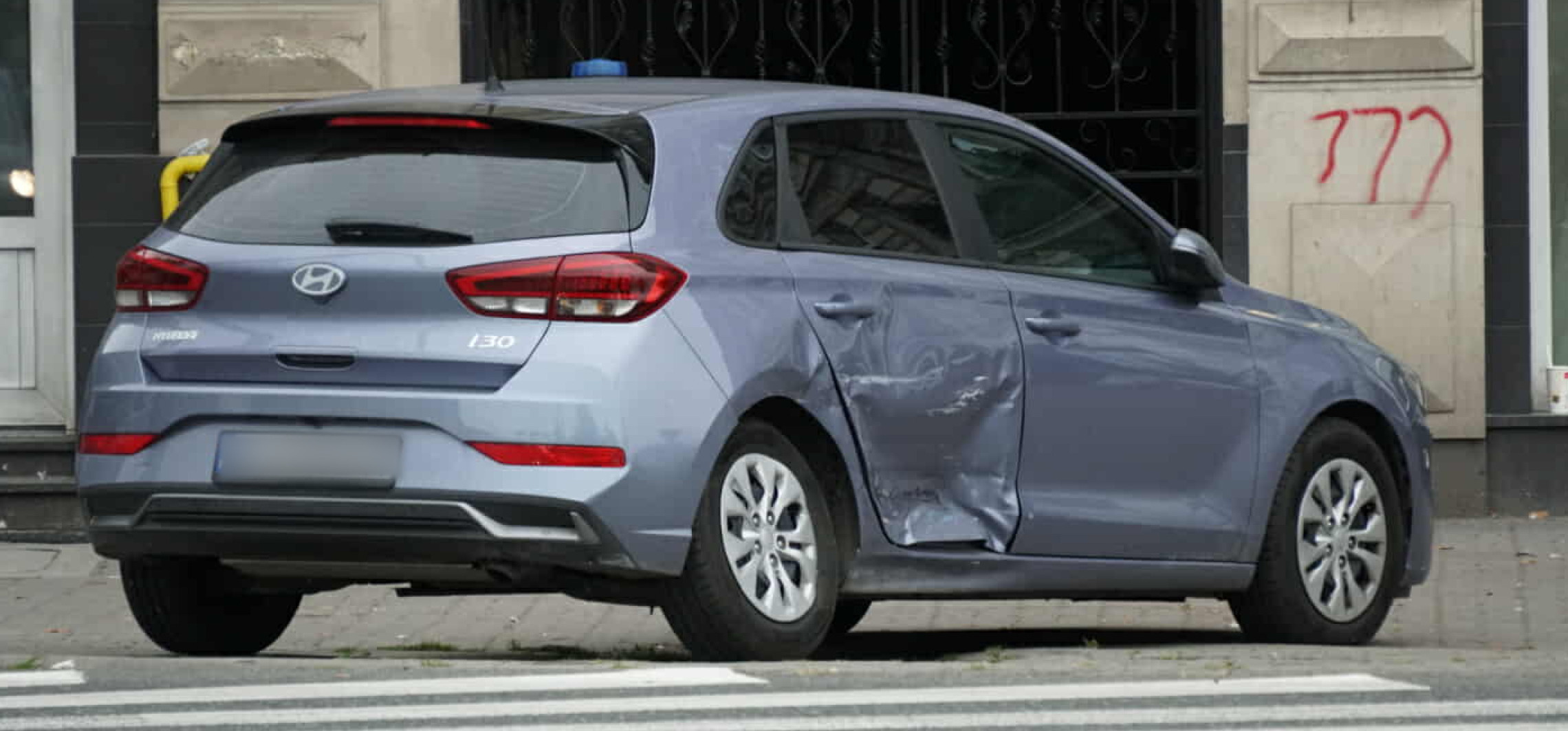 Na Laubitza zderzyły się dwa hyundaie. Jeden z nich to radiowóz