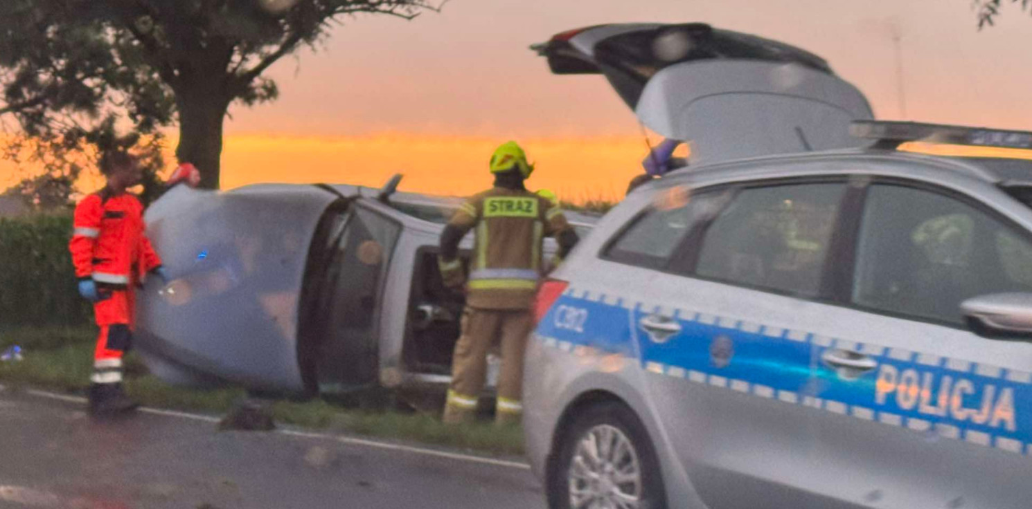 Pakość - BMW przewrócone na bok. Są utrudnienia