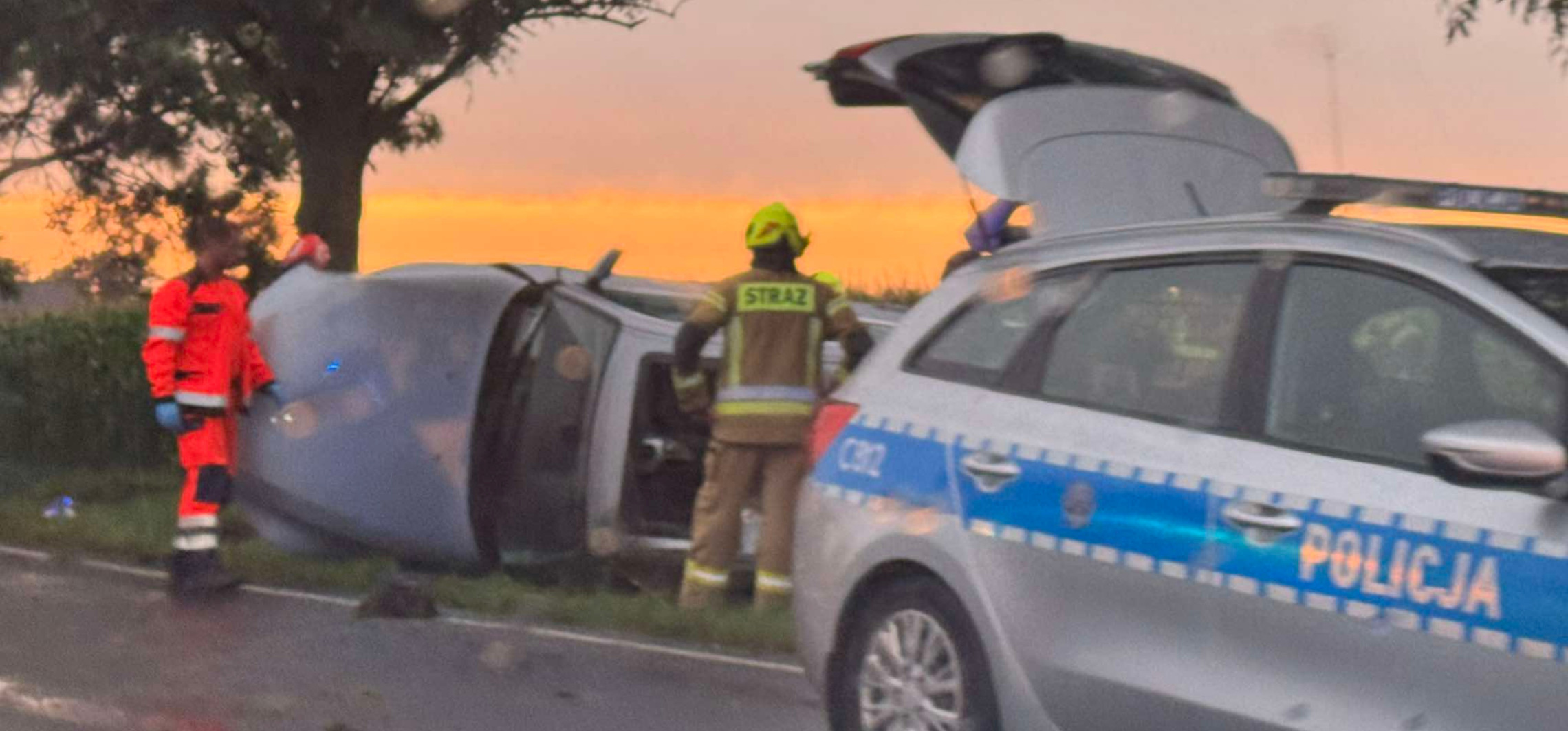 BMW przewrócone na bok. Są utrudnienia