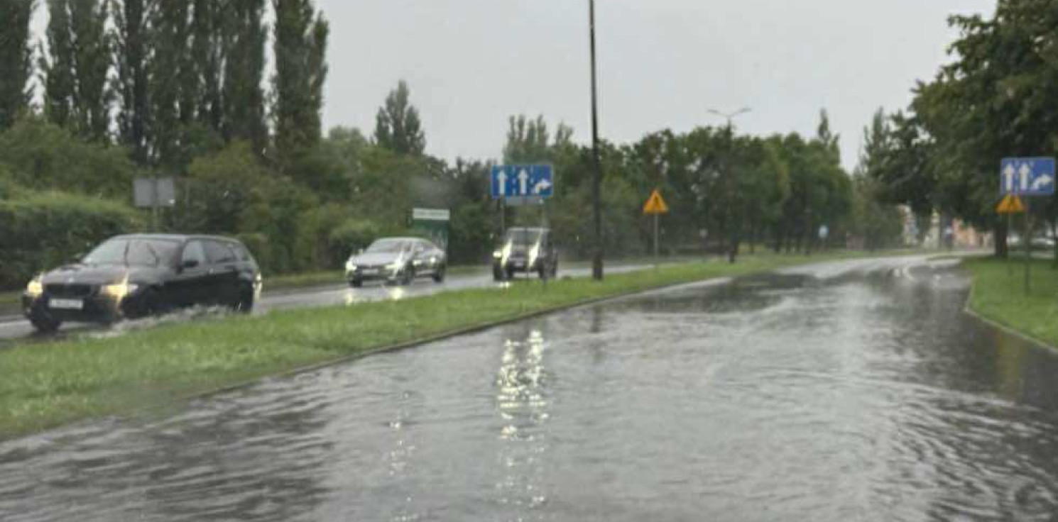 Inowrocław - Błoto, piasek i zatkane studzienki. Będą szukać rozwiązań po zalaniach
