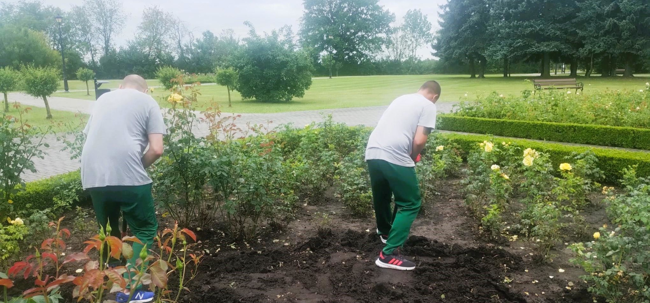 Osadzeni chwycili za szpadle