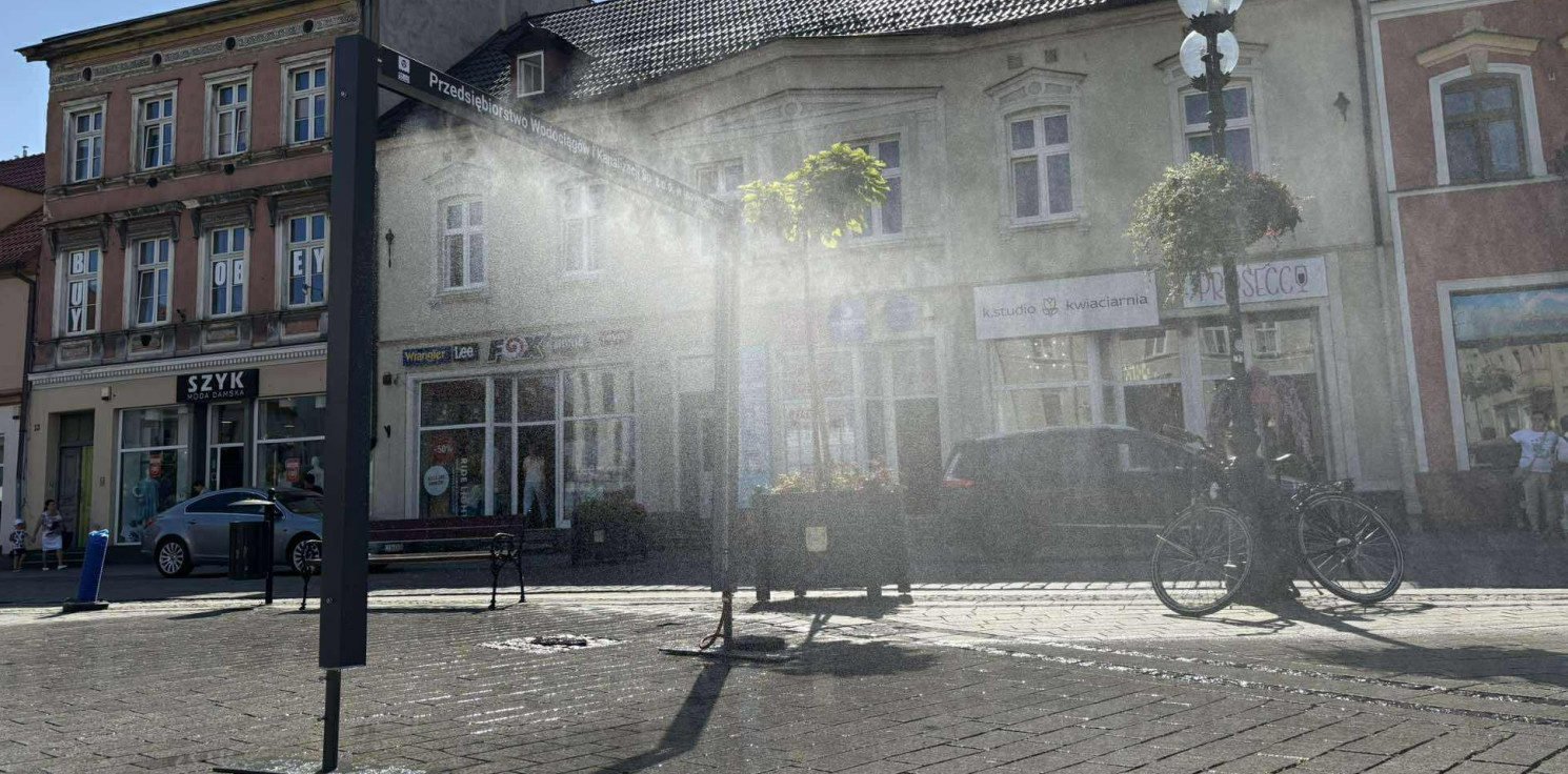 Inowrocław - Ma pomóc przetrwać upały. Kurtyna na Rynku