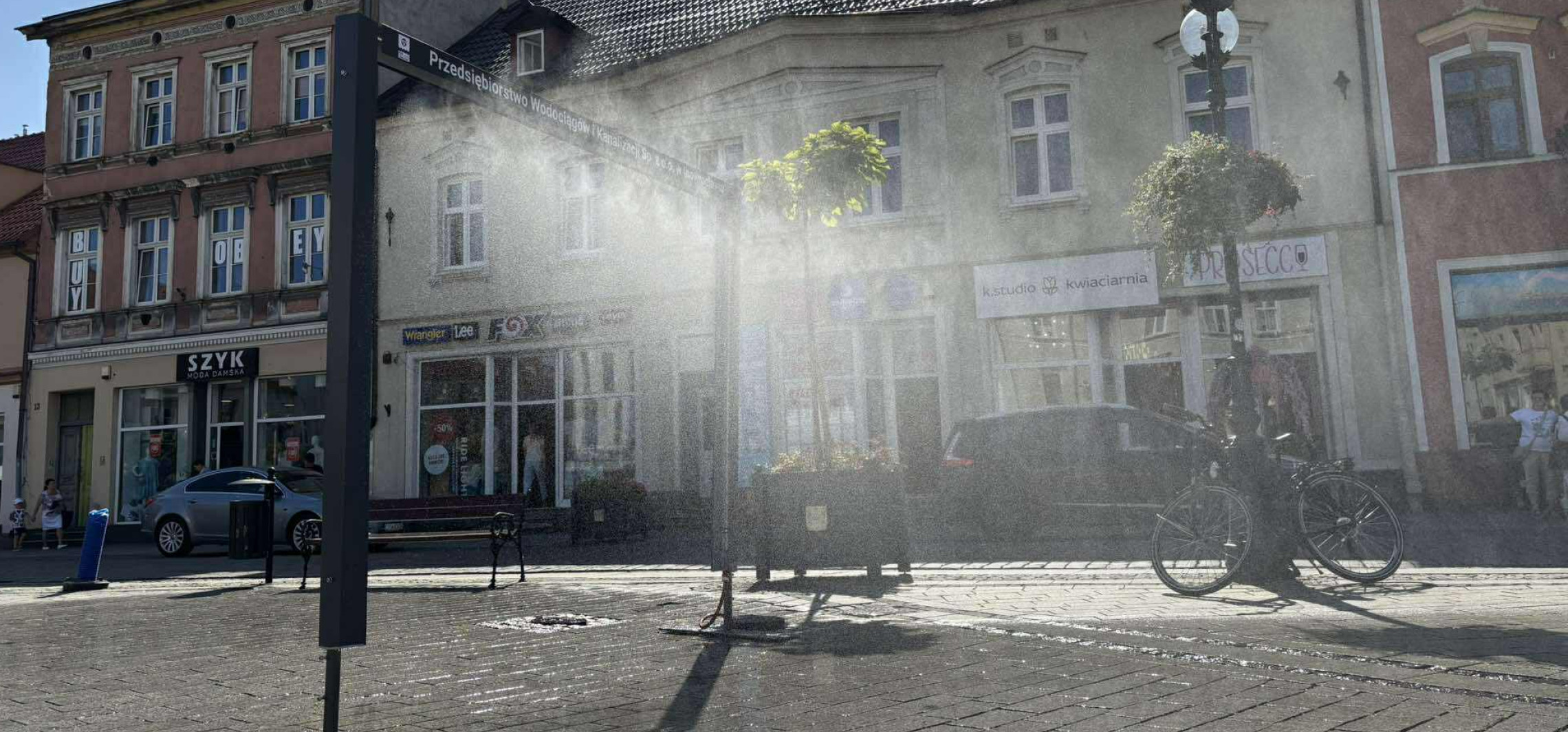 Inowrocław - Ma pomóc przetrwać upały. Kurtyna na Rynku