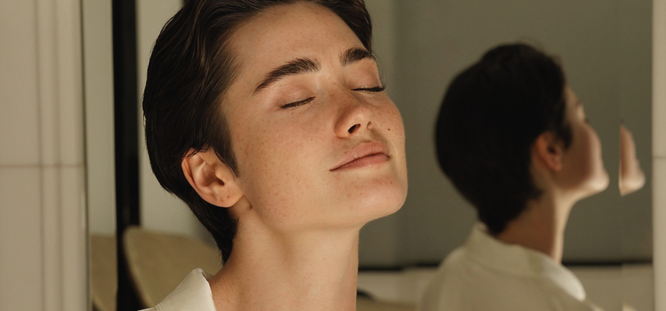 Krem czy serum? Co naprawdę działa na zwiotczałą skórę szyi i dekoltu?