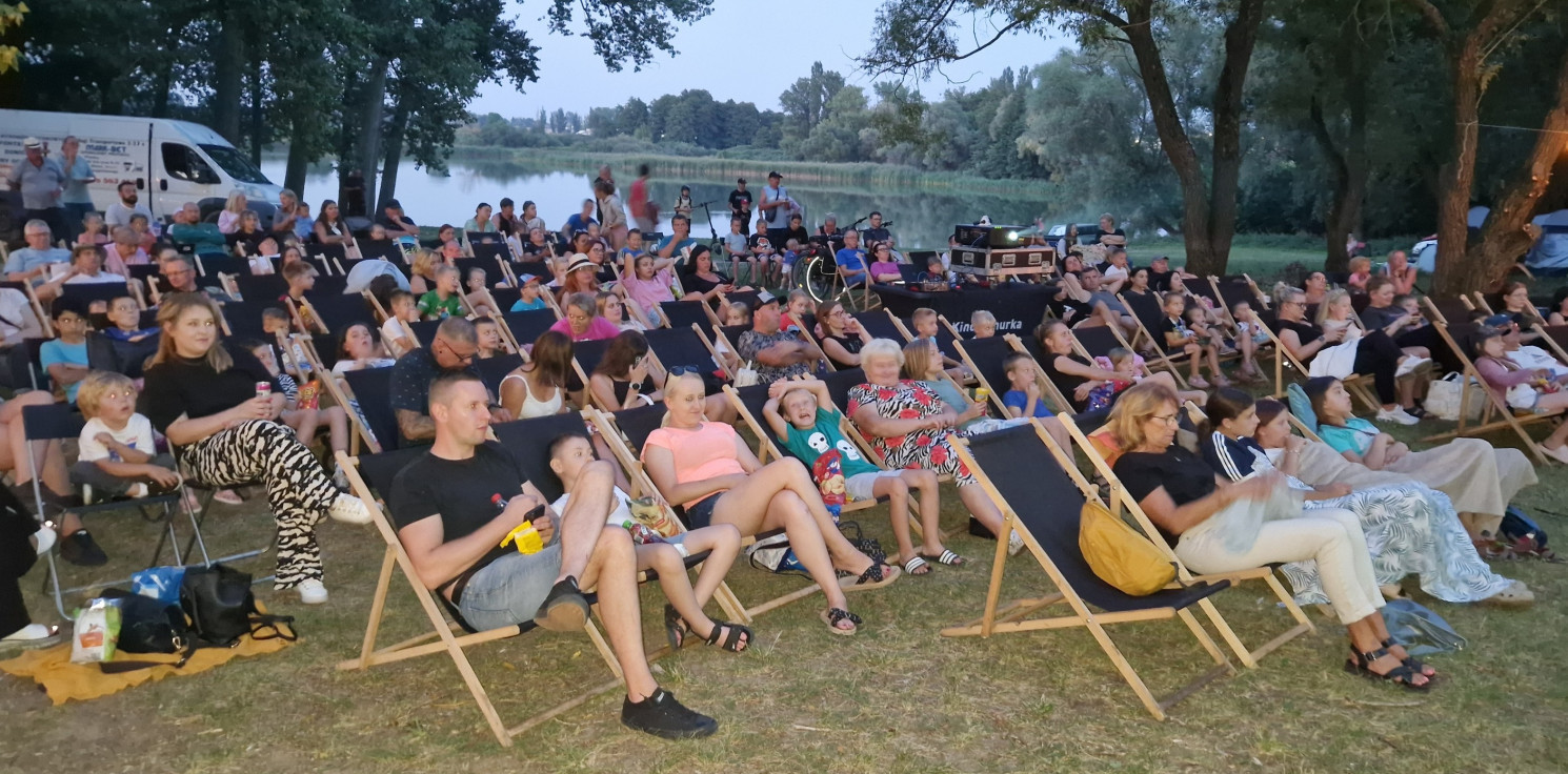 Pakość.online - Na plażę w Jankowie wróciło kino. Takich tłumów dawno nie było