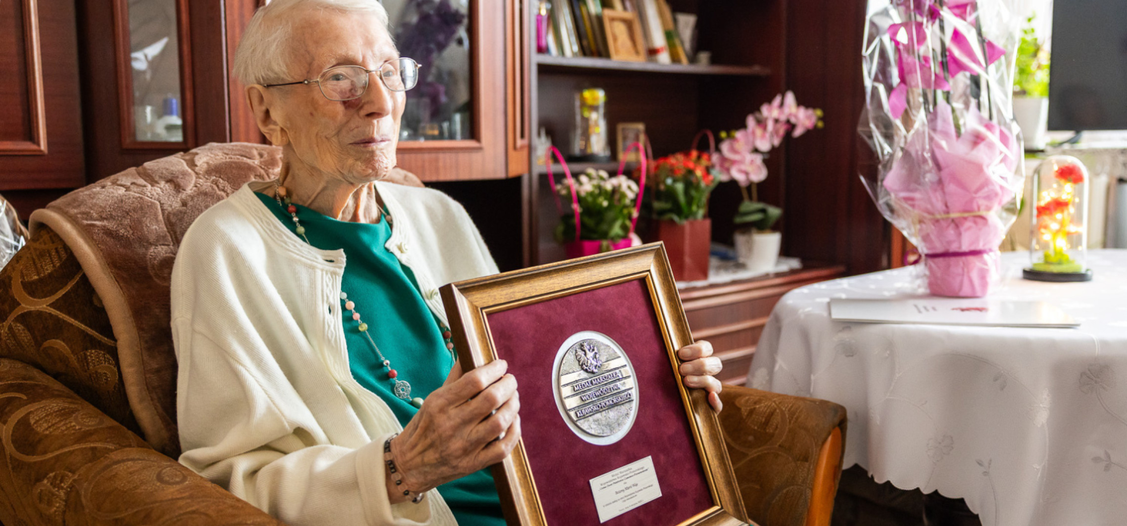 Medal i życzenia dwustu lat dla Pani Bożeny z Inowrocławia