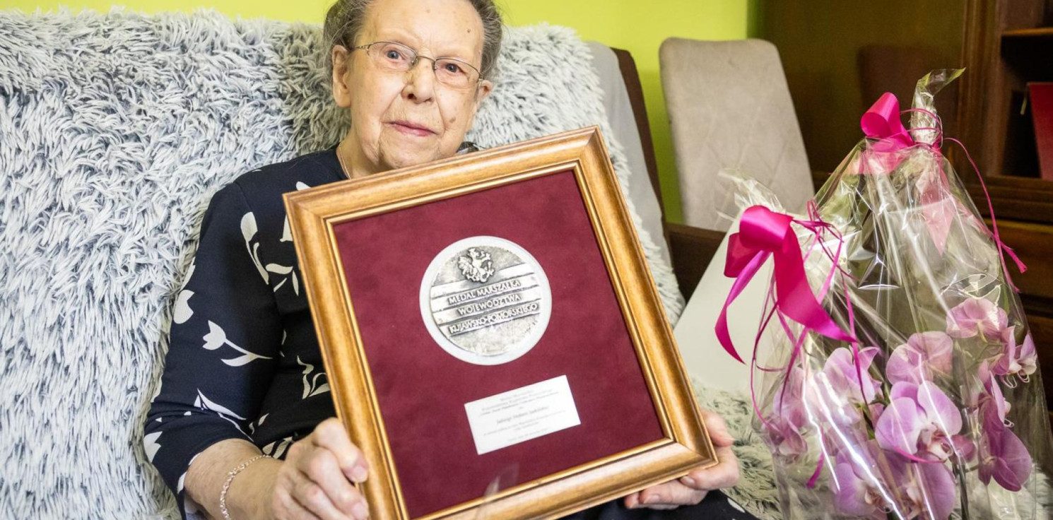 Kruszwica.online - Medal dla stulatki z Kruszwicy