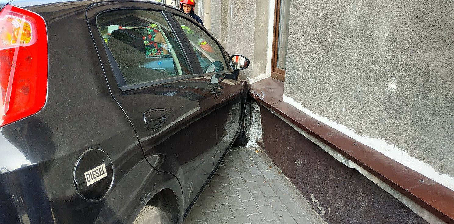 Inowrocław - W centrum miasta auto uderzyło w kamienicę