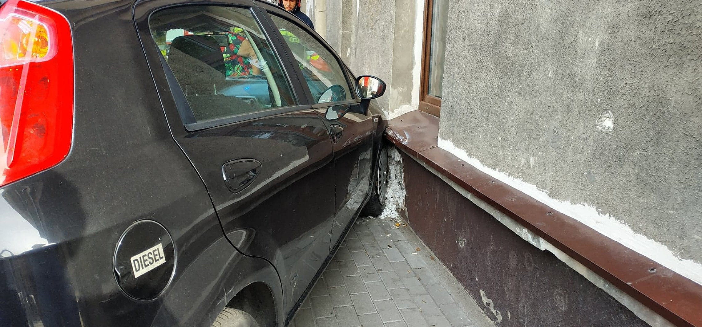 Inowrocław - W centrum miasta auto uderzyło w kamienicę
