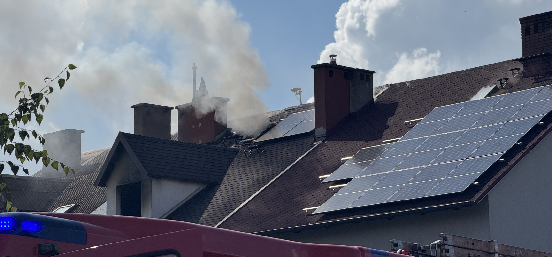 Dym nad Janikowem. Palił się dach domu