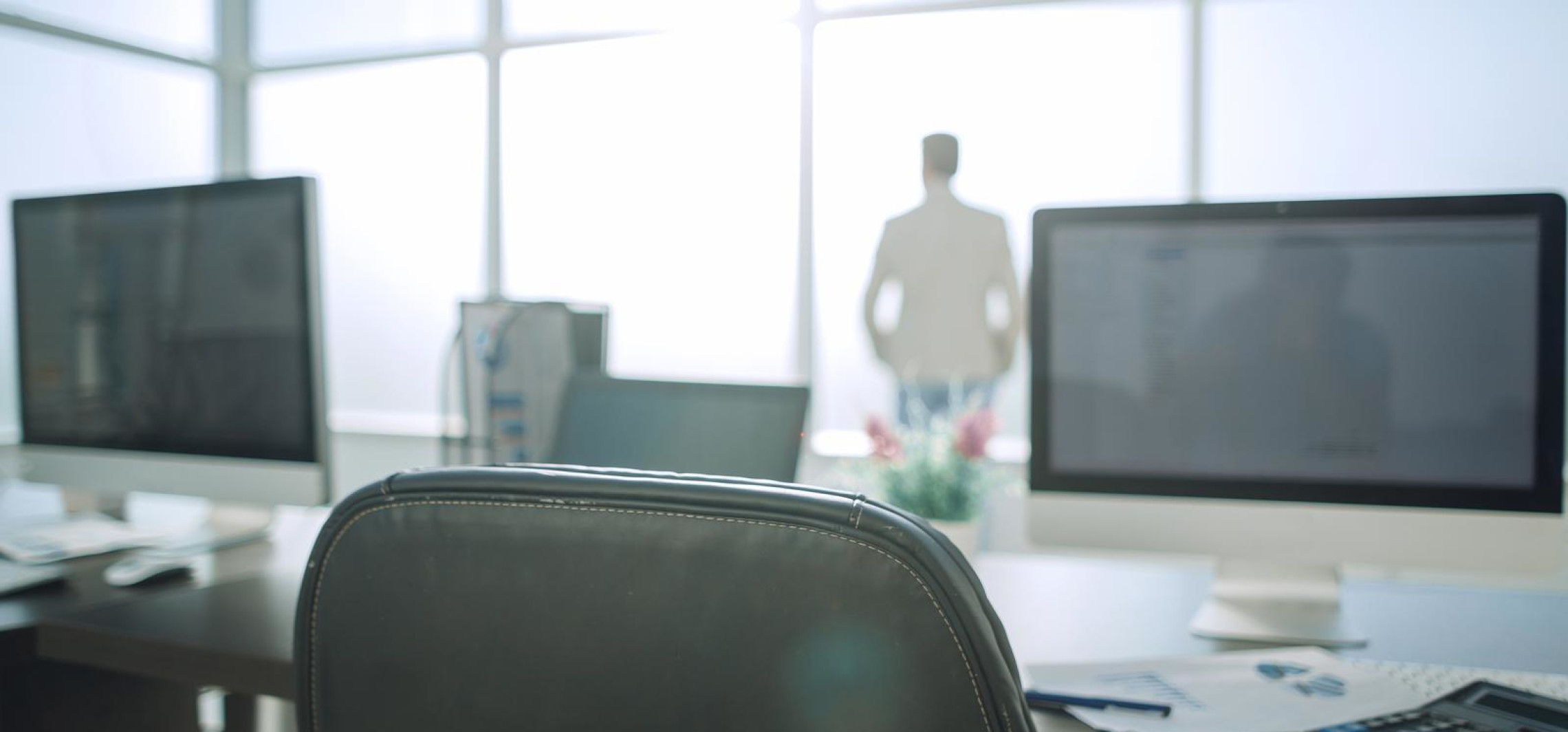 Urządzasz biuro? Doradzamy jakie meble biurowe warto kupić