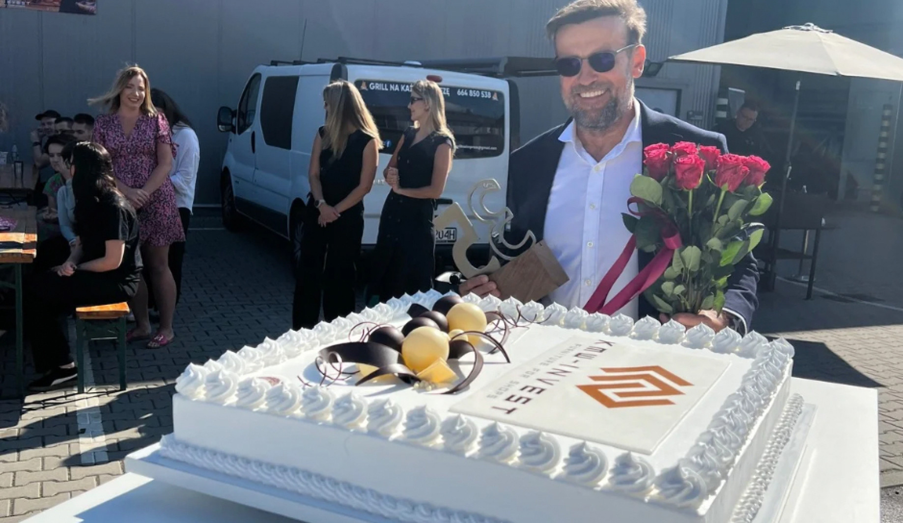 Zaczynali od niewielkiego kiosku warzywnego, teraz meblują sklepy w całej Europie