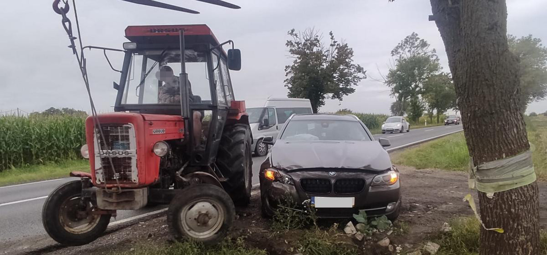 Ciągnik wjechał wprost w nadjeżdżające bmw