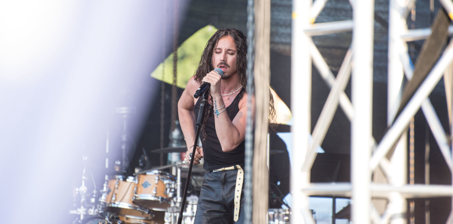 Inowrocław - Michał Szpak zagra dwa darmowe koncerty. Gdzie odebrać wejściówki?