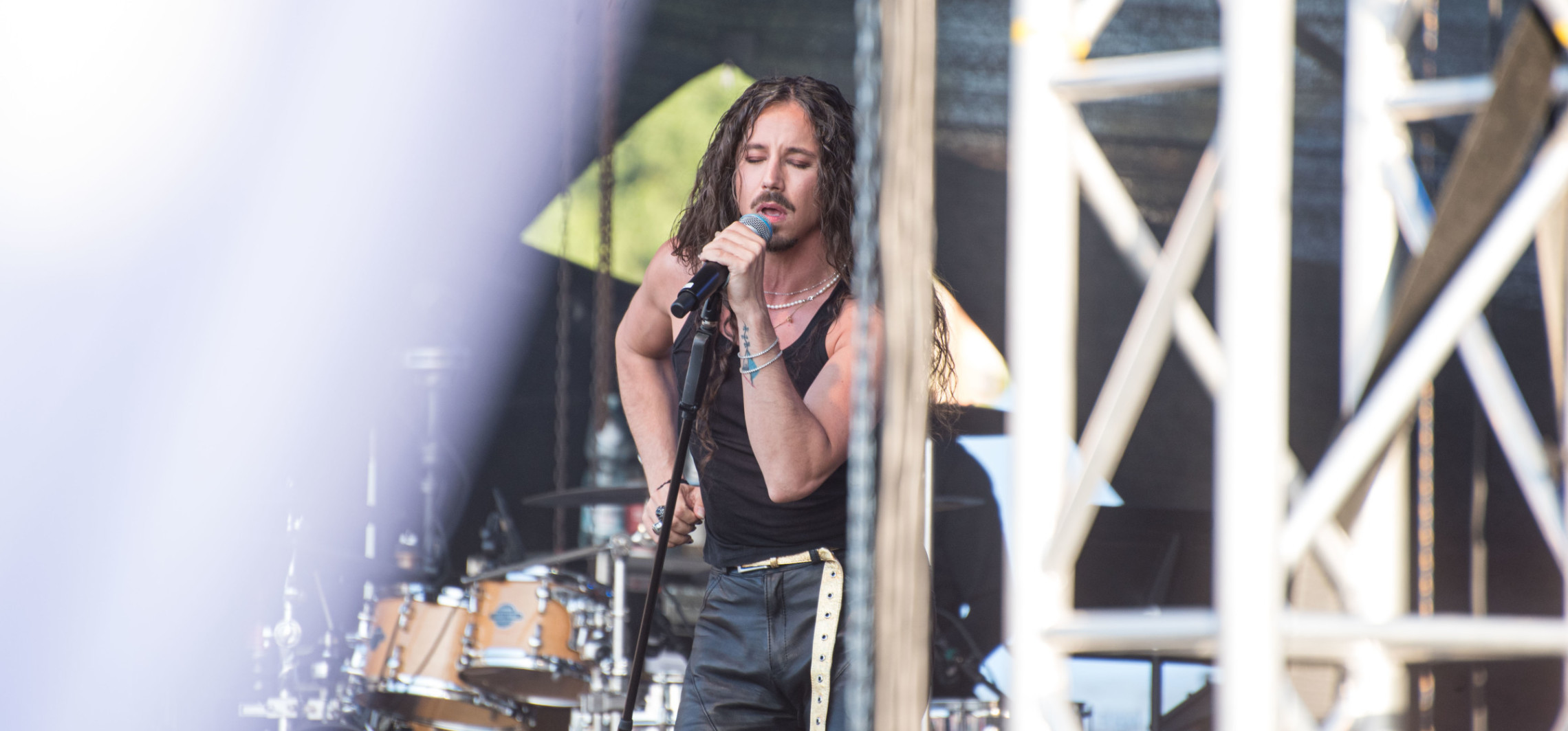 Michał Szpak zagra dwa darmowe koncerty. Gdzie odebrać wejściówki?