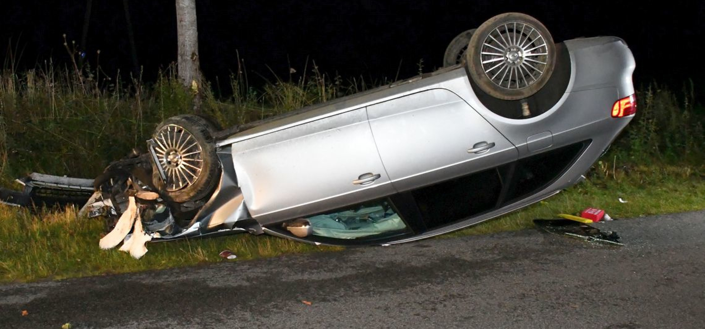 Audi dachowało. Trzy osoby w szpitalu