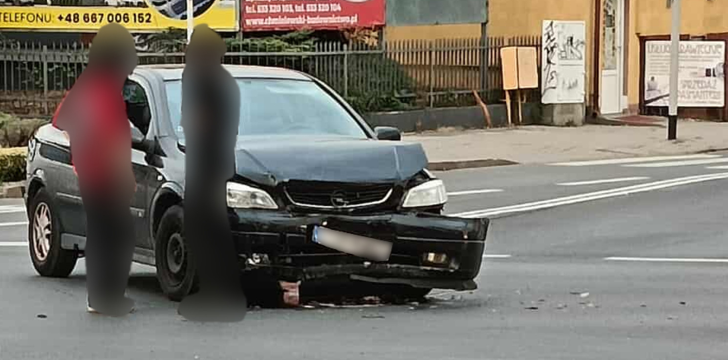 Inowrocław - Kraksa na Szymborskiej, opel zderzył się z bmw