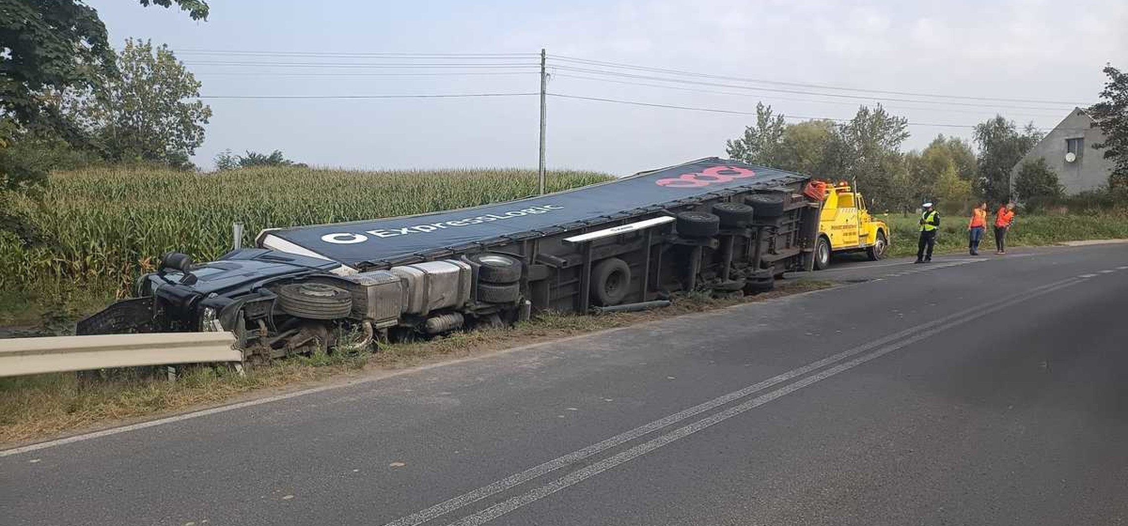 Ciężarówka wpadła do rowu
