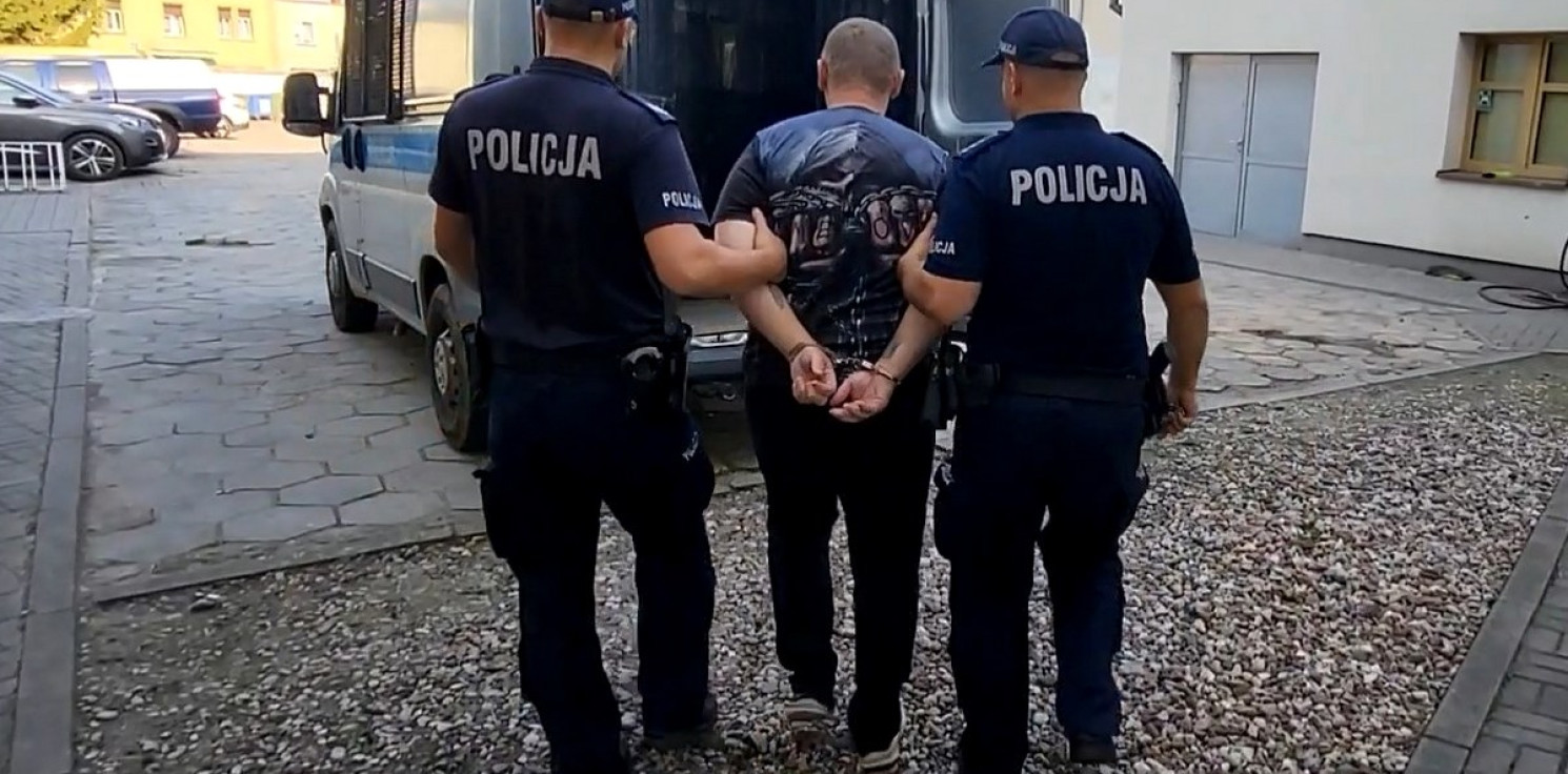 Region - Dramatyczna interwencja po awanturze domowej. Broń wymierzona w policjantów