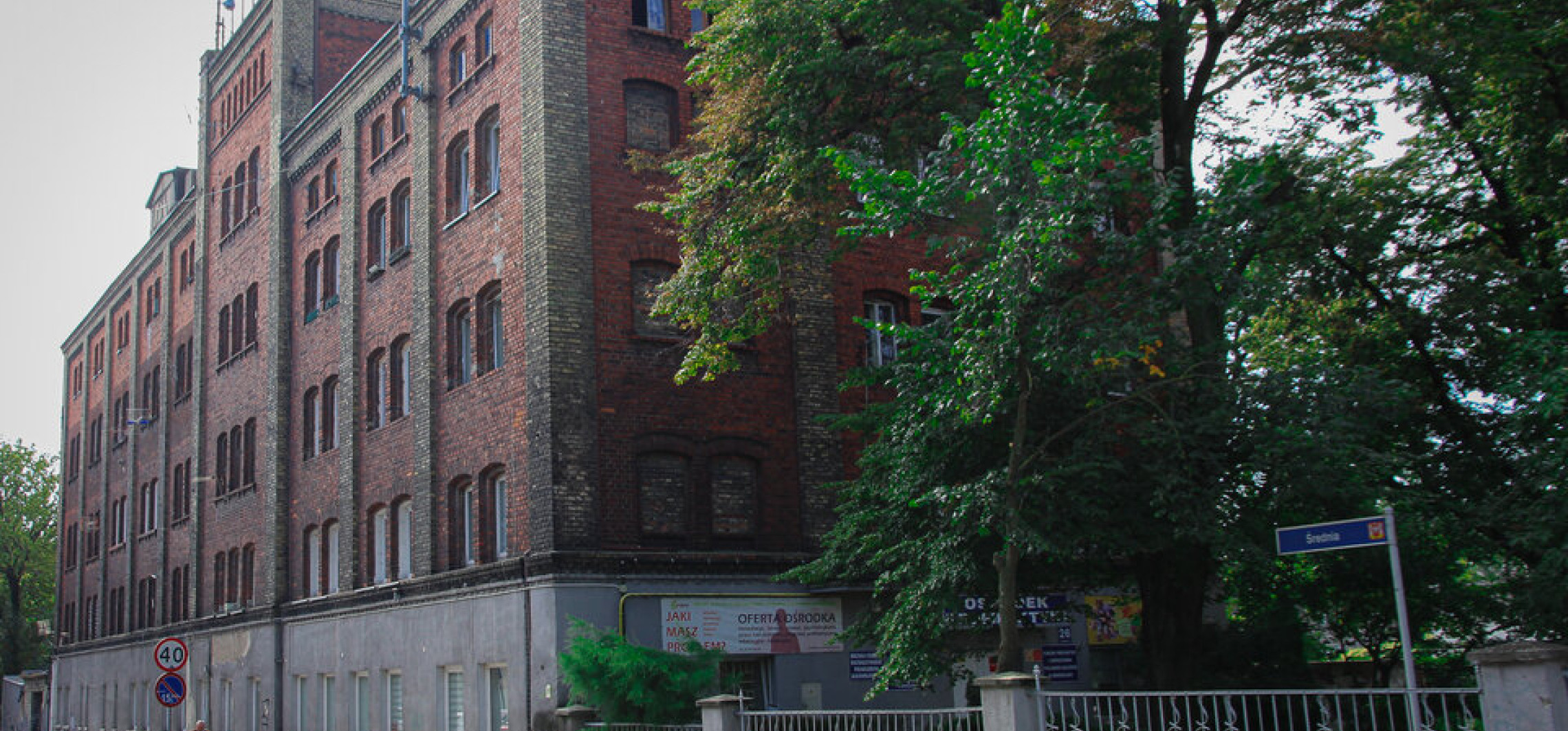 Inkubator w miejscu młyna, dramatyczna akcja policji, łupem złodzieja padła skarbonka