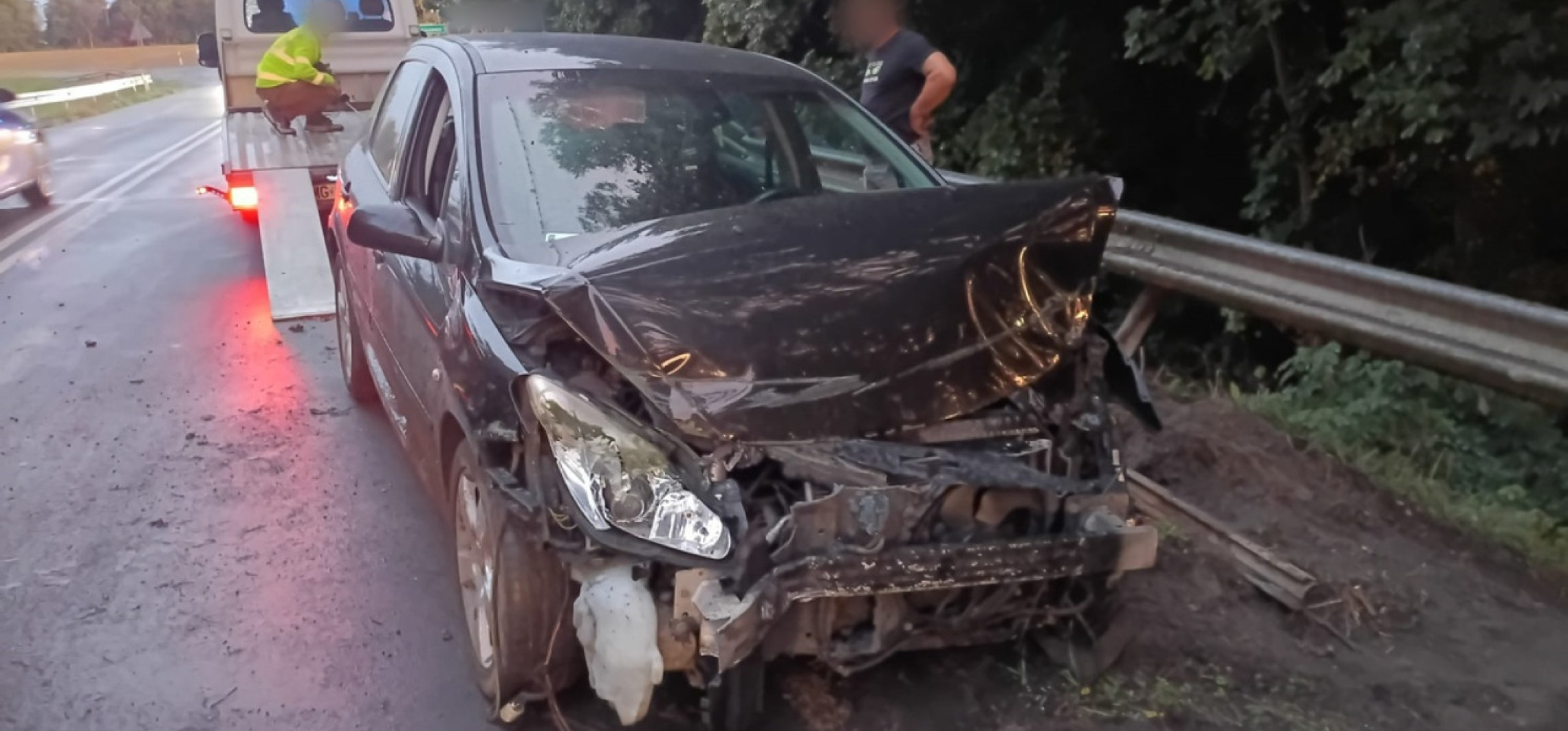 19-latka rozbiła peugeota. Wyglądało groźnie