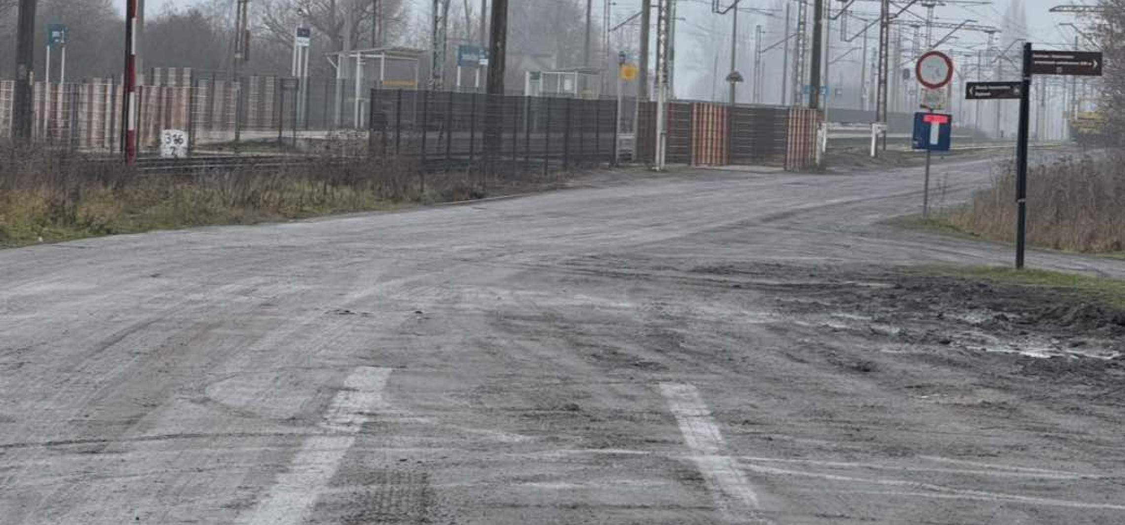 Droga w dziurach, błoto po kostki. Taki jest dojazd do stacji Rąbinek