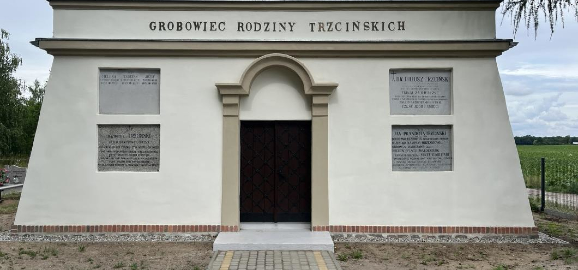 Grobowiec po renowacji, w piątek uroczystości