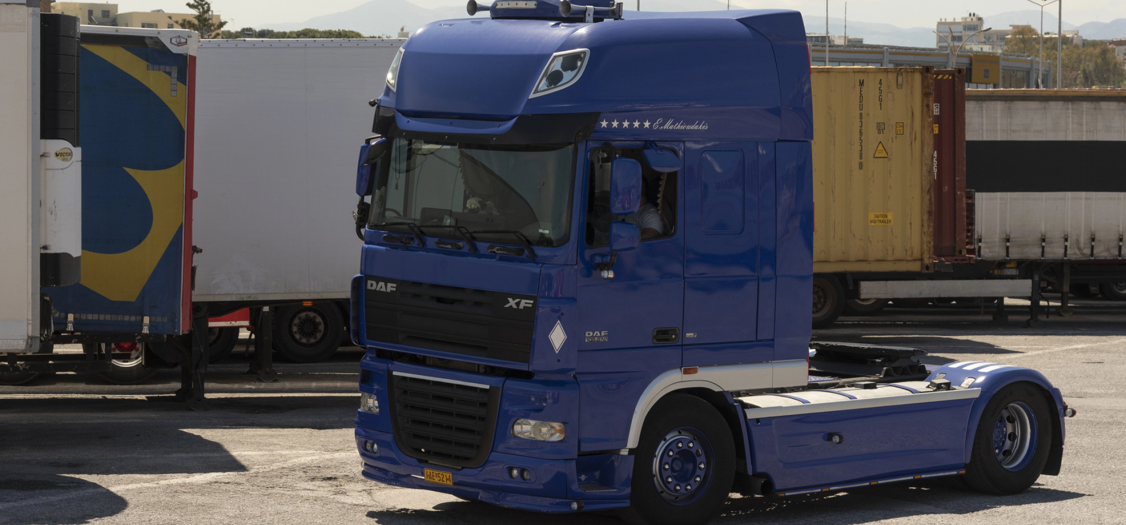 Jak ciągniki siodłowe DAF 4x2 radzą sobie w transporcie ciężkim?