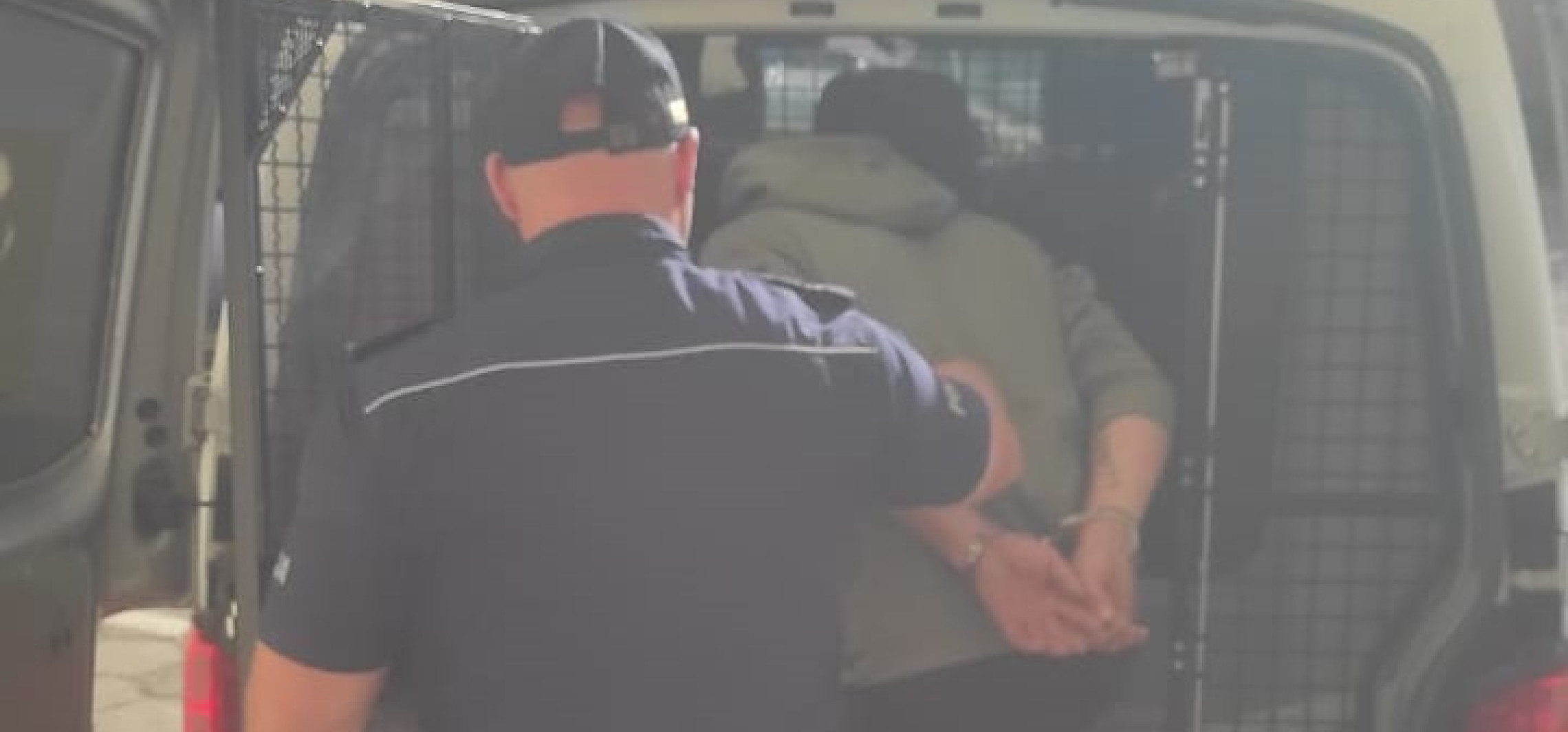 Kopał policjantów, płuł na nich i groził śmiercią