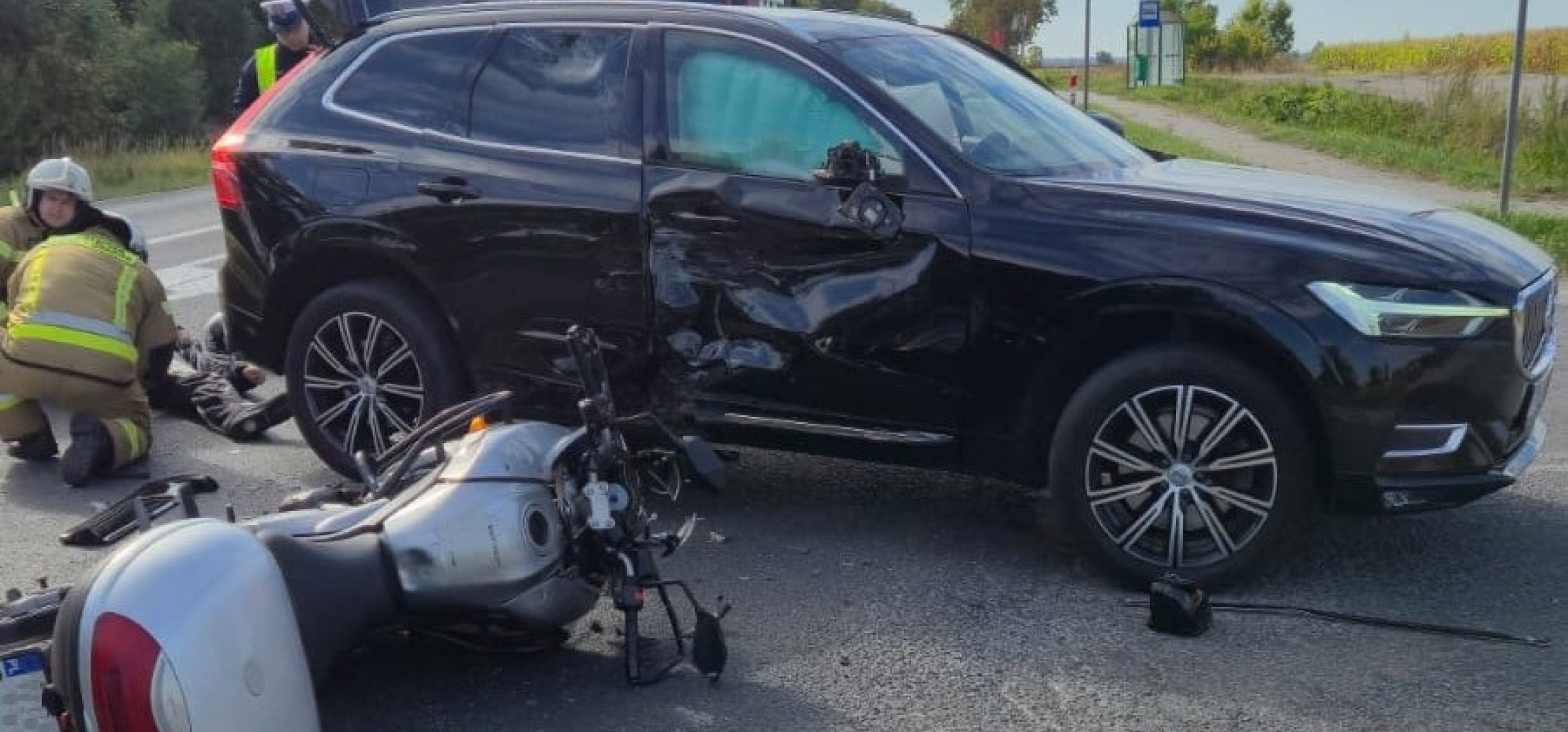 Auto zderzyło się z motocyklem. Jedna osoba w szpitalu