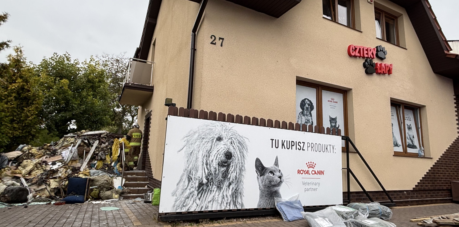 Inowrocław - Dzień po pożarze. Na miejscu wciąż pracują służby