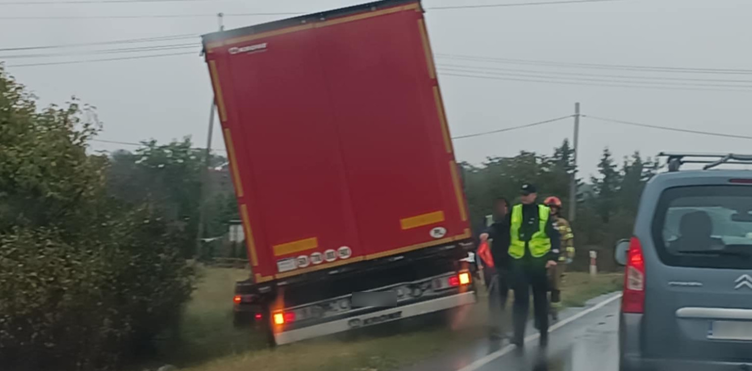 Inowrocław - Utrudnienia na drodze do Bydgoszczy, ciężarówka w rowie
