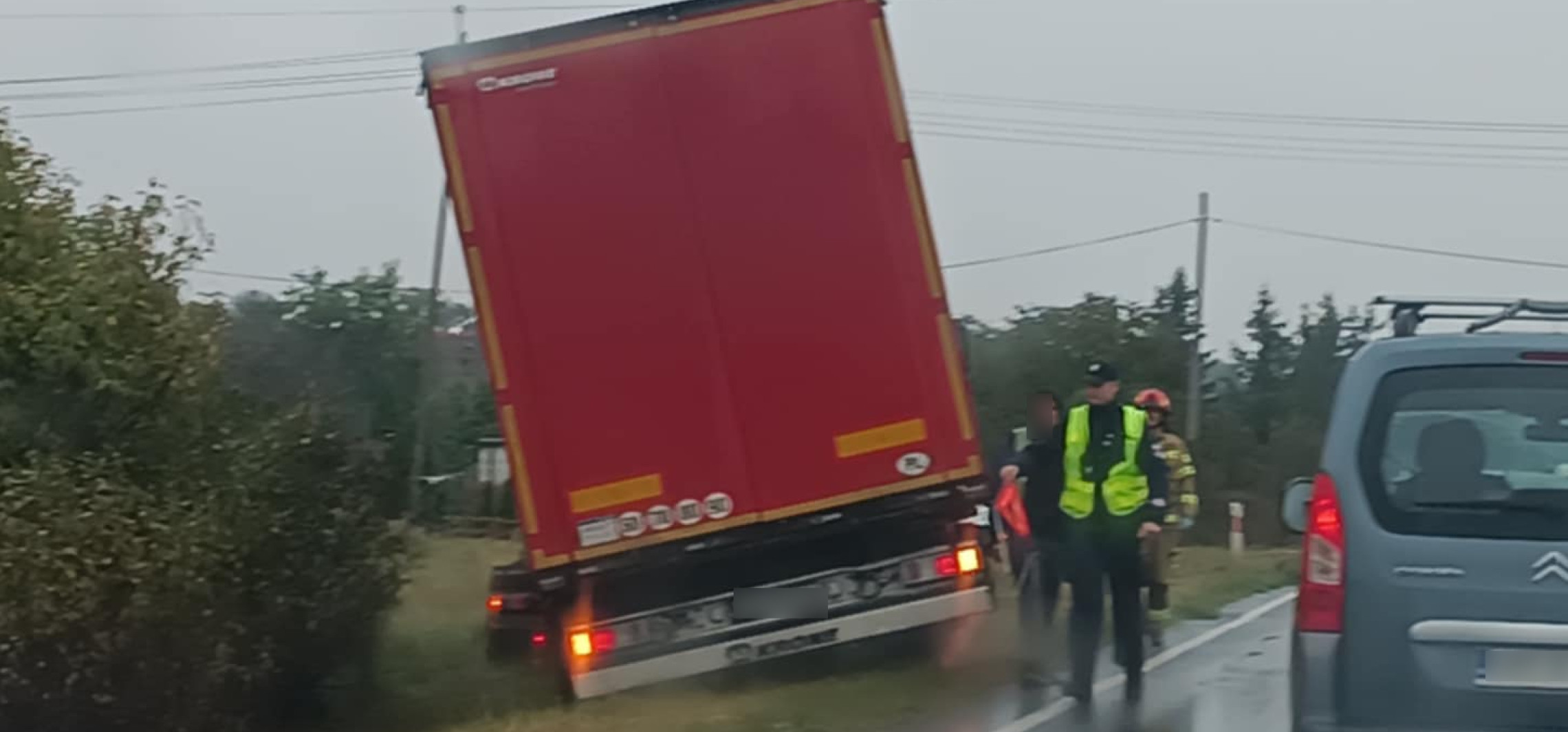 Utrudnienia na drodze do Bydgoszczy, ciężarówka w rowie