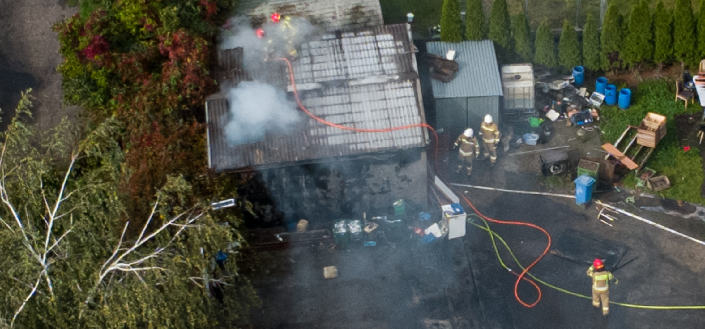 Palił się garaż pod Inowrocławiem, droga zablokowana