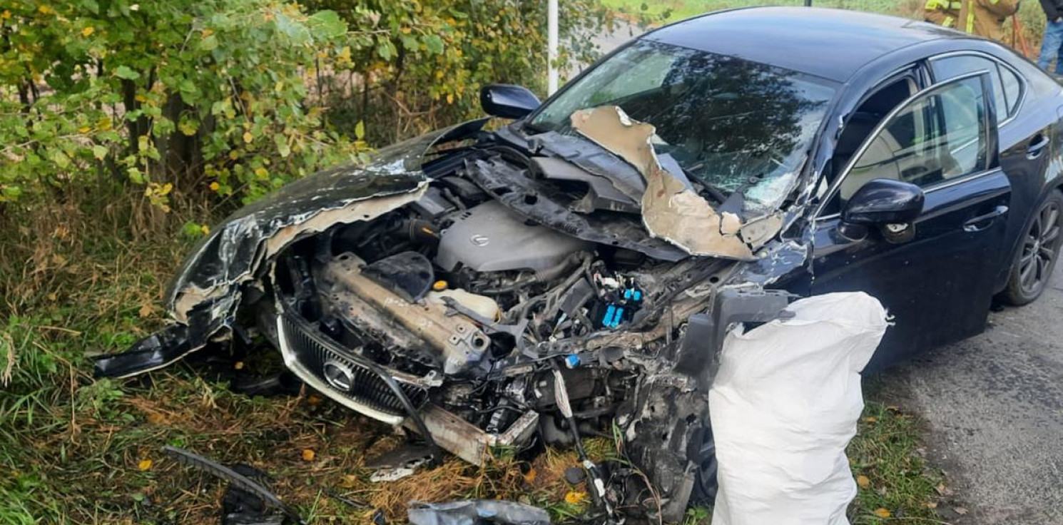Radziejów - Roztrzaskany lexus po zderzeniu z TIRem. Cud, że nikomu nic się nie stało