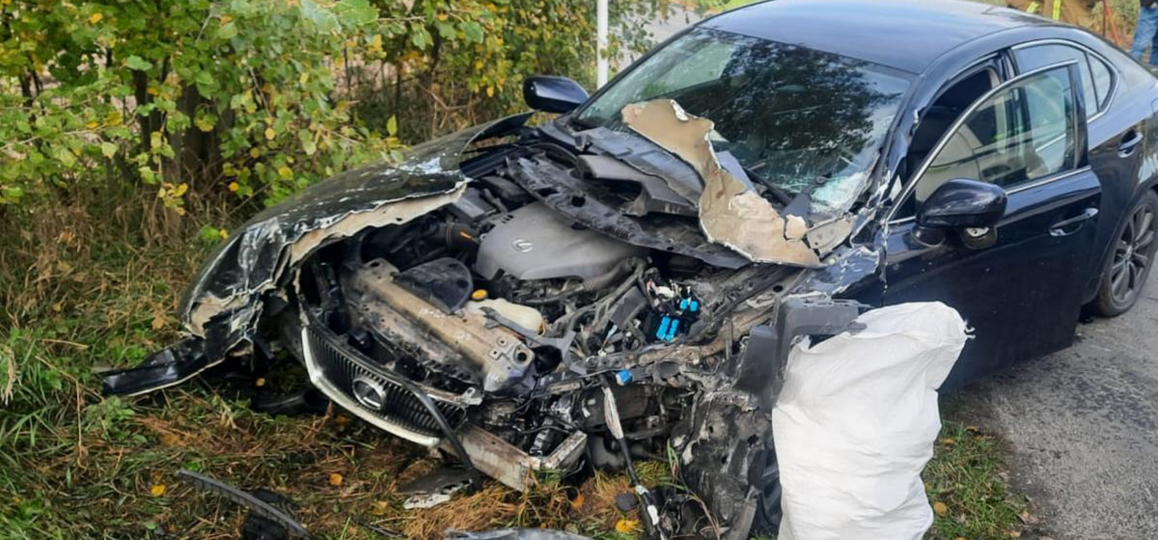 Roztrzaskany lexus po zderzeniu z TIRem. Cud, iż nikomu nic się nie stało