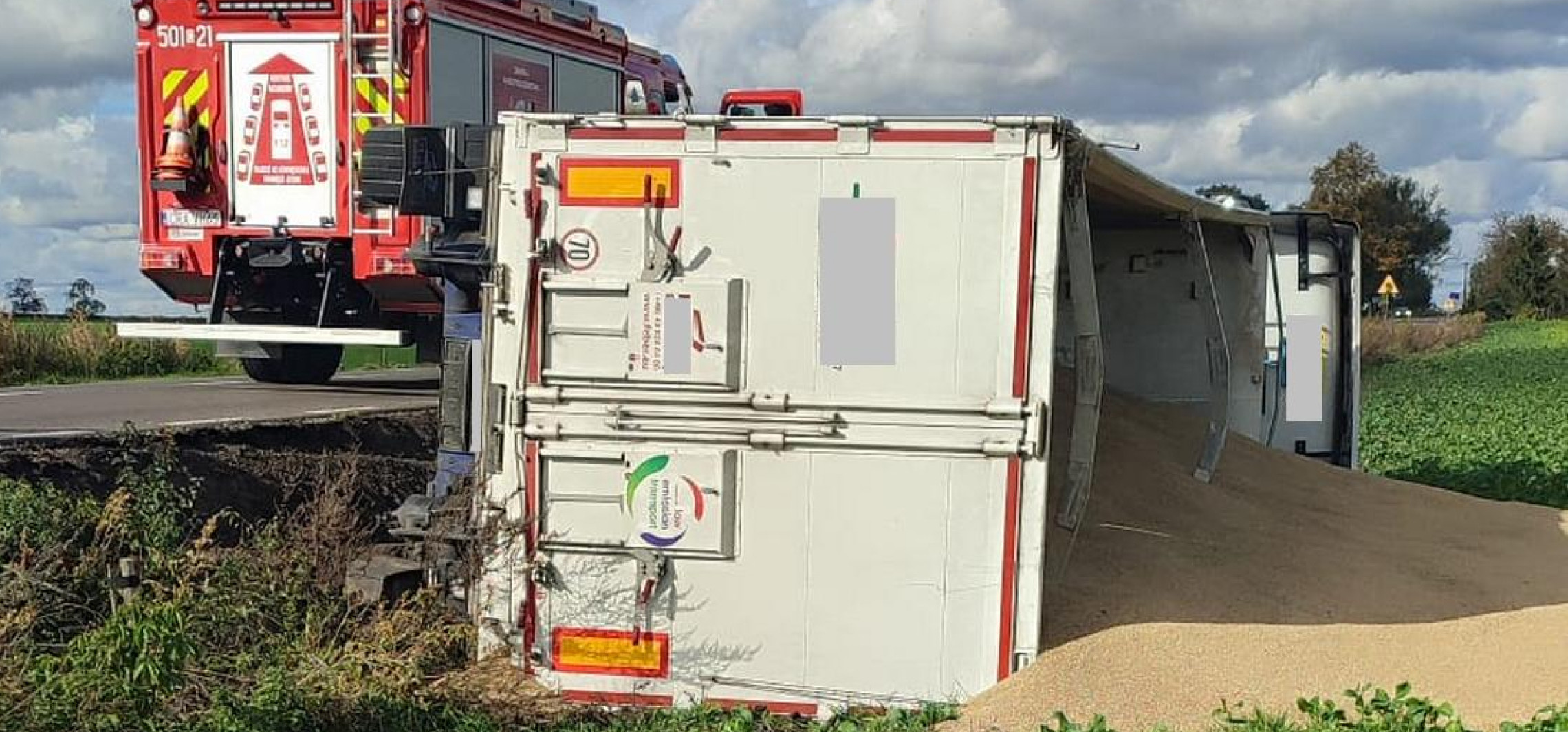 Przewróciła się ciężarówka ze zbożem